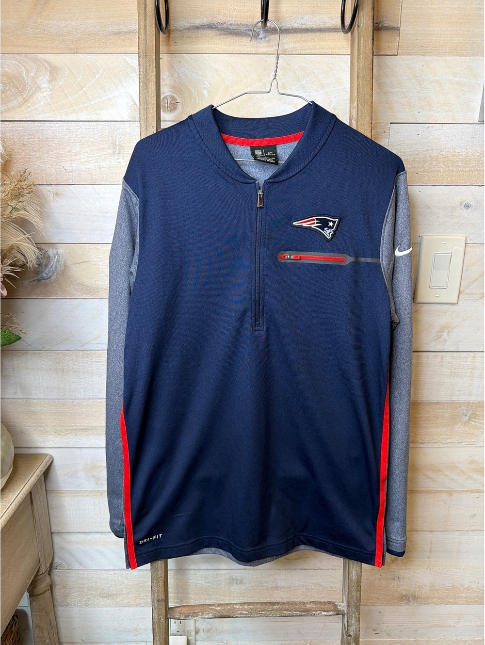 Nike NFL New England Patriots Dri-FIT Long Sleeve Pullover Shirt Size SMALL